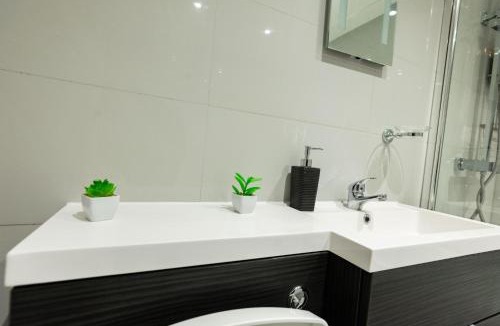 Wolverhampton Apartment | Luxury Modern Flat In Wolverhampton- Garden Views