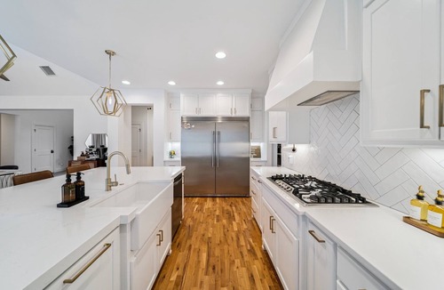 Bixby House | Luxury Modern Getaway South Tulsa, Full Gym, Arcade, Surround Sound, Fire Pit,