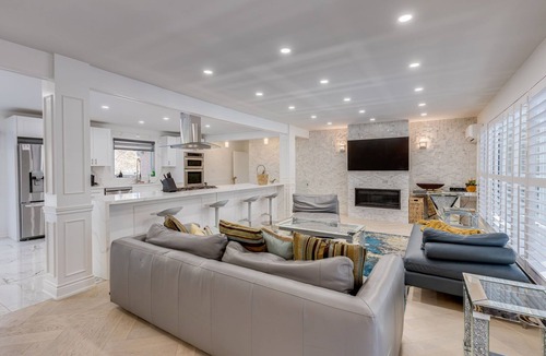 Cooksville House | Luxury, Modern Home with Theatre and Games Room