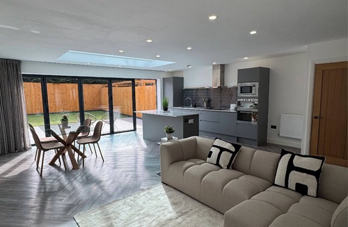 Prenton House | Luxury Modern Home | Sleeps 5 | Free Onsite Parking