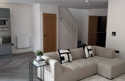 Prenton House | Luxury Modern Home | Sleeps 5 | Free Onsite Parking