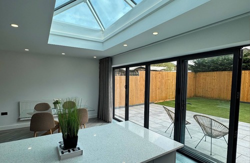 Prenton House | Luxury Modern Home | Sleeps 5 | Free Onsite Parking