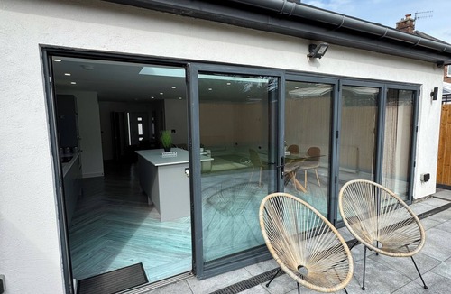 Prenton House | Luxury Modern Home | Sleeps 5 | Free Onsite Parking