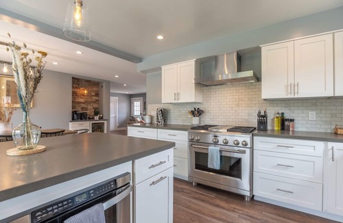 Seaside House | Luxury modern home with backyard and golf simulator!