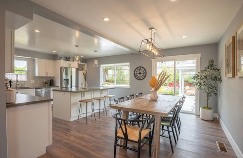 Seaside House | Luxury modern home with backyard and golf simulator!