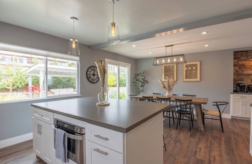 Seaside House | Luxury modern home with backyard and golf simulator!