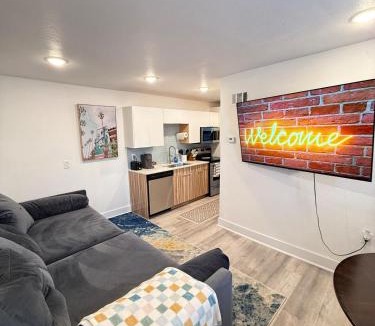 Old East Dallas Apartment | Luxury Modern King Bed 70 TV Downtown Dallas