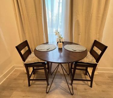 Old East Dallas Apartment | Luxury Modern King Bed 70 TV Downtown Dallas