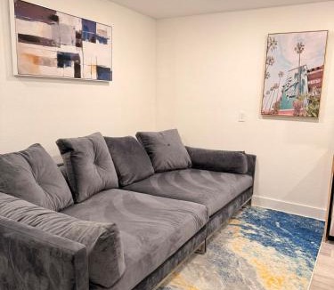 Old East Dallas Apartment | Luxury Modern King Bed 70 TV Downtown Dallas