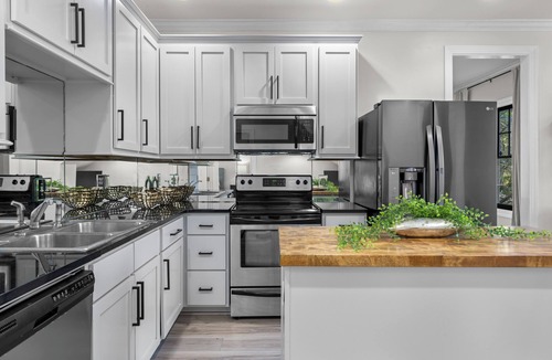 Glen Iris House | Luxury Modern Stay 3BR/2BA Pet Friendly Home Near UAB