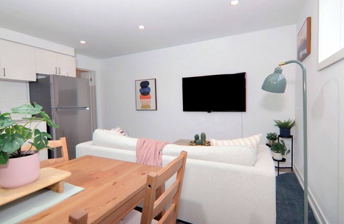 Niagara Falls House | Luxury Modern Townhouse Six Minutes to the Falls
