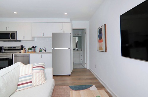 Niagara Falls House | Luxury Modern Townhouse Six Minutes to the Falls
