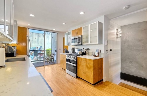 East Village House | Luxury Modern Townhome-Private Garage-Steps to Petco Park-Top-rated stay