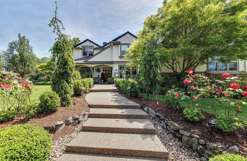 Happy Valley House | Luxury Modern Vacation House