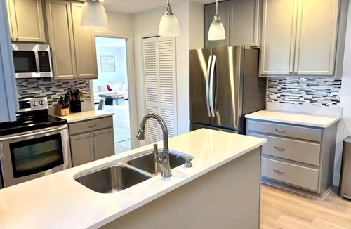 Tampa Villa | Luxury Modern Villa - Pool & BBQ - Sleeps 12