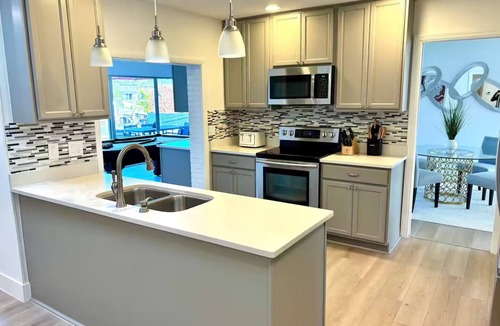 Tampa Villa | Luxury Modern Villa - Pool & BBQ - Sleeps 12