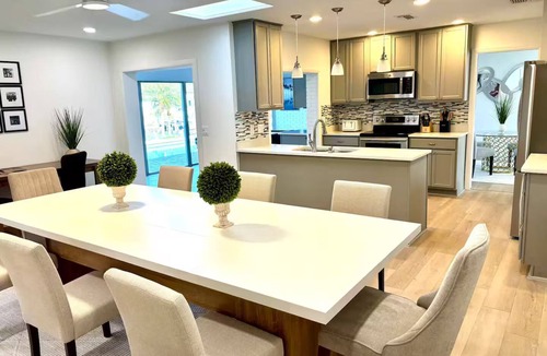 Tampa Villa | Luxury Modern Villa - Pool & BBQ - Sleeps 12