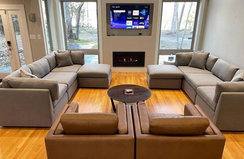 Mount Holly House | Luxury Modern Waterfront Retreat