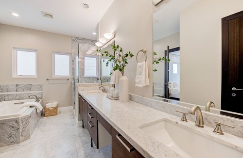 Greenway Plaza-Upper Kirby House | Luxury Montrose 5 Bedroom Retreat Central Houston