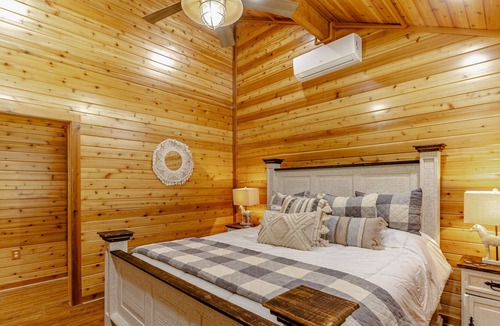 Lavon House | Luxury Mordicai Cabin at Historical Farm