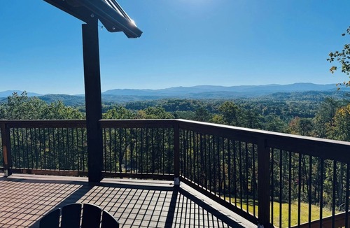 Vonore House | Luxury Mountain Cabin near Tellico Lake! Beautiful Views and close to the Water.