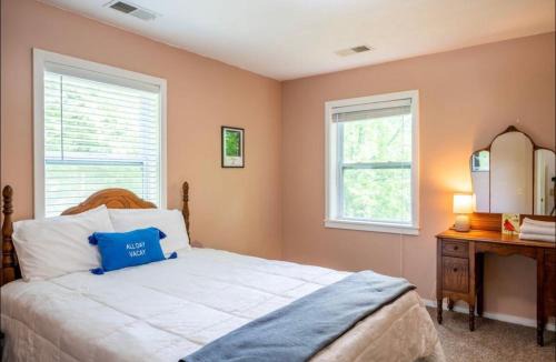 Hot Springs House | Luxury Mountain Cabin with Private Waterfall, Game Room, Scenic Views and Hiking Trails