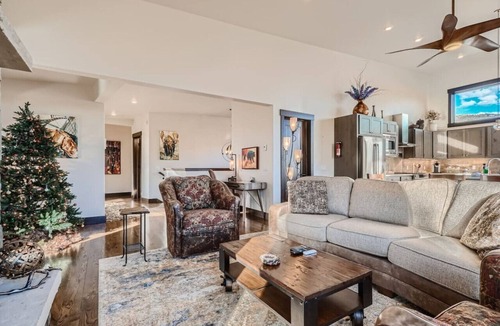 Silverthorne House | Luxury Mountain Home| Holiday Ready | 4 King Bedroom`s