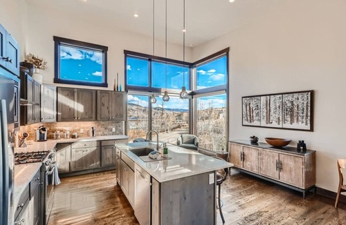 Silverthorne House | Luxury Mountain Home| Holiday Ready | 4 King Bedroom`s
