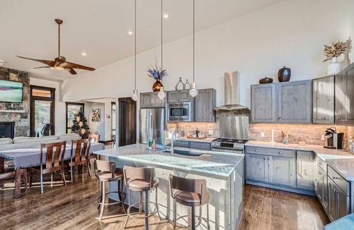 Silverthorne House | Luxury Mountain Home| Holiday Ready | 4 King Bedroom`s
