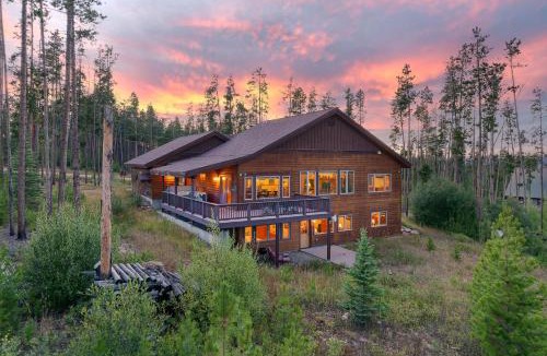 Fraser House | Luxury Mountain Home I Private Hot Tub I Amazing Views