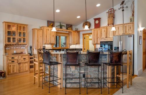 Fraser House | Luxury Mountain Home I Private Hot Tub I Amazing Views