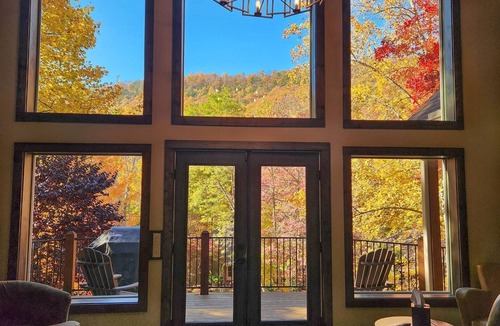 Massanutten House | Luxury Mountain Lodge 4BR Pool Table + PS5 Fireplace Views