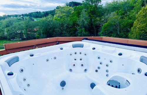 Sparta House | Luxury Mountain Retreat with Main House and Garage Apartment. Perfect for Families, Retreats and Remote Work