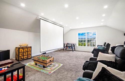 Sparta House | Luxury Mountain Retreat with Main House and Garage Apartment. Perfect for Families, Retreats and Remote Work