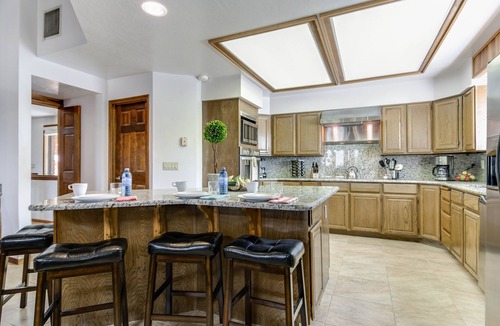 Sandy House | *Luxury Mountainside Retreat*