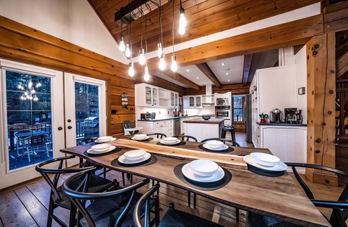 Seguin Cottage | Luxury Muskoka Lakefront Loghaus | 6BR, 4BA, Pet Friendly Retreat