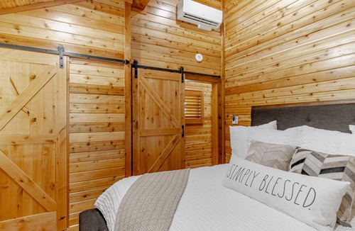 Lavon House | Luxury Nanette Cabin at Historical Farm