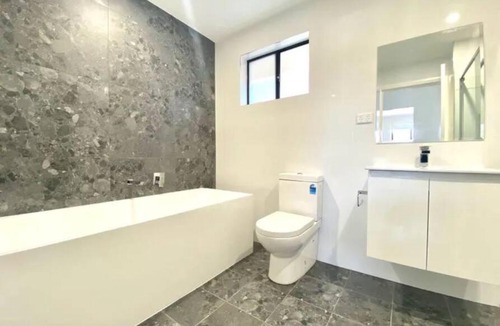 The Ponds House | Luxury New 5 Bedroom 3 Bathroom+ Study/Back Yd