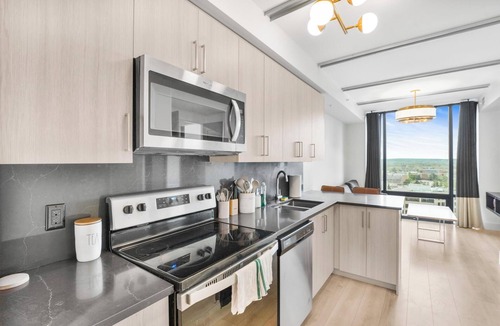 Waterloo House | Luxury New Condo+HighRise Building+2BD+2TV+Laundry