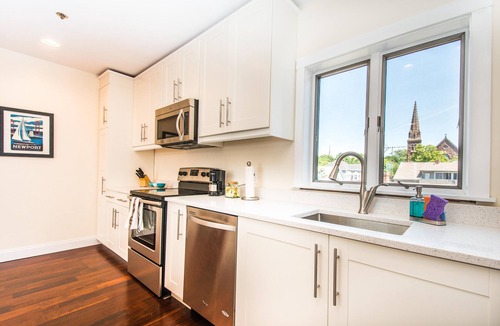 Yachting Village Condo | Luxury Newport Harbor Condo with Stunning Waterfront View