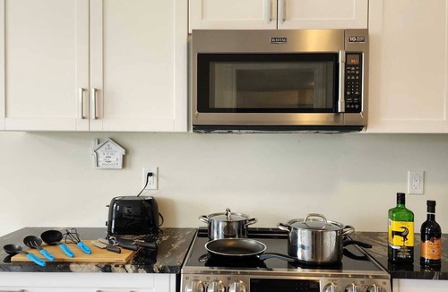 Thorold House | Luxury Niagara Retreat ,15 min drive to Niagara Falls, 4 bdrms, sleeps up to 9