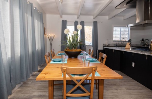 Highland Business Apartment | Luxury Nob Hill apartment w/3 primary bedrooms and chef's kitchen. Pet friendly!