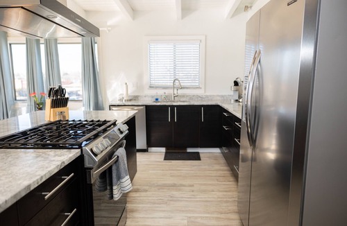 Highland Business Apartment | Luxury Nob Hill apartment w/3 primary bedrooms and chef's kitchen. Pet friendly!