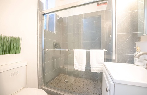 Southeast Yonkers House | Luxury NY Home 3BR with Easy Parking