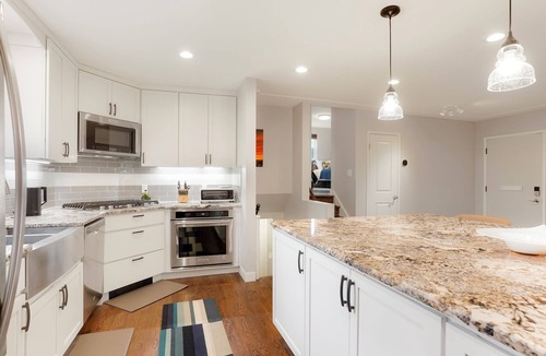 Scenic Heights House | Luxury Oasis Getaway, Hot Tub, Pet's and Park's
