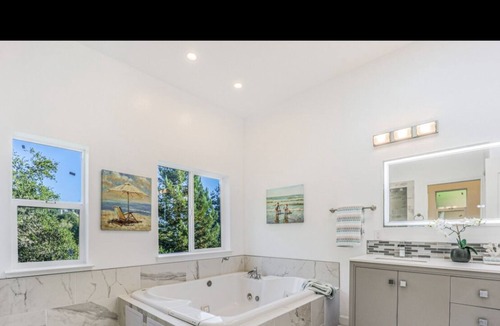 Claremont Hills House | Luxury Oasis Mansion