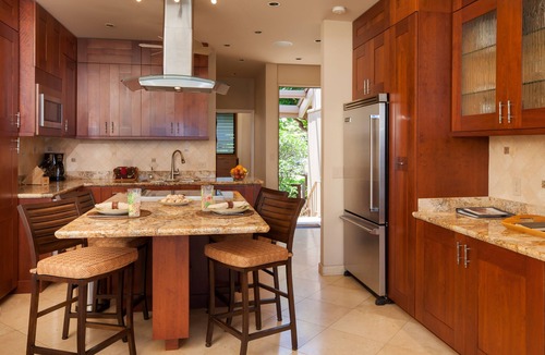 Honokowai Condo | Luxury OCEAN FRONT Truly 5 Star with A/C, 20' From The Water At Pikake. No fees