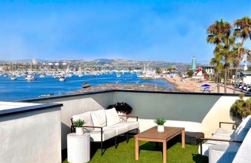 West Newport House | Luxury Ocean-View Rooftop | Steps to Beach | A/C