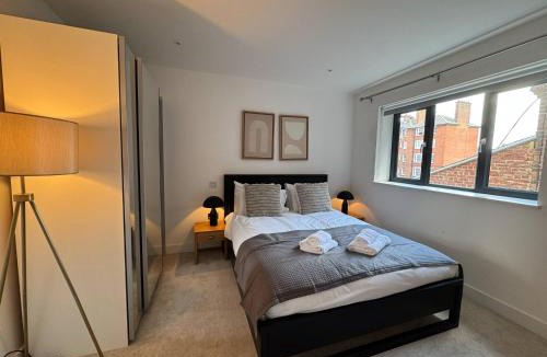 Fulham Broadway Apartment | Luxury Old Brompton Retreat Sleeps 6 London