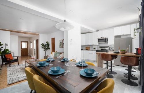 Ville-Marie Apartment | Luxury Old Montreal Parking with Yard Patio 10 Guests
